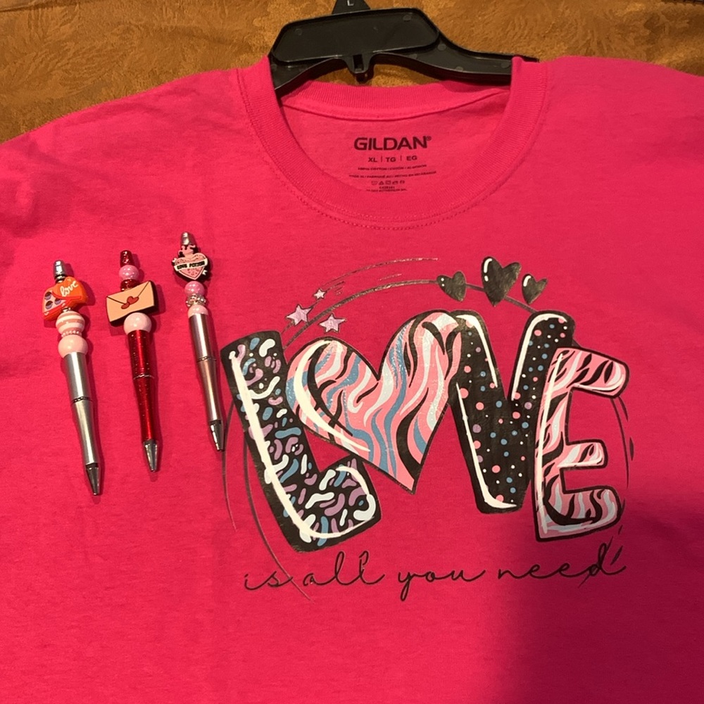 GILDAN BRAND NEW LOVE TEE SHIRT WITH SET OF 3 beaded pens